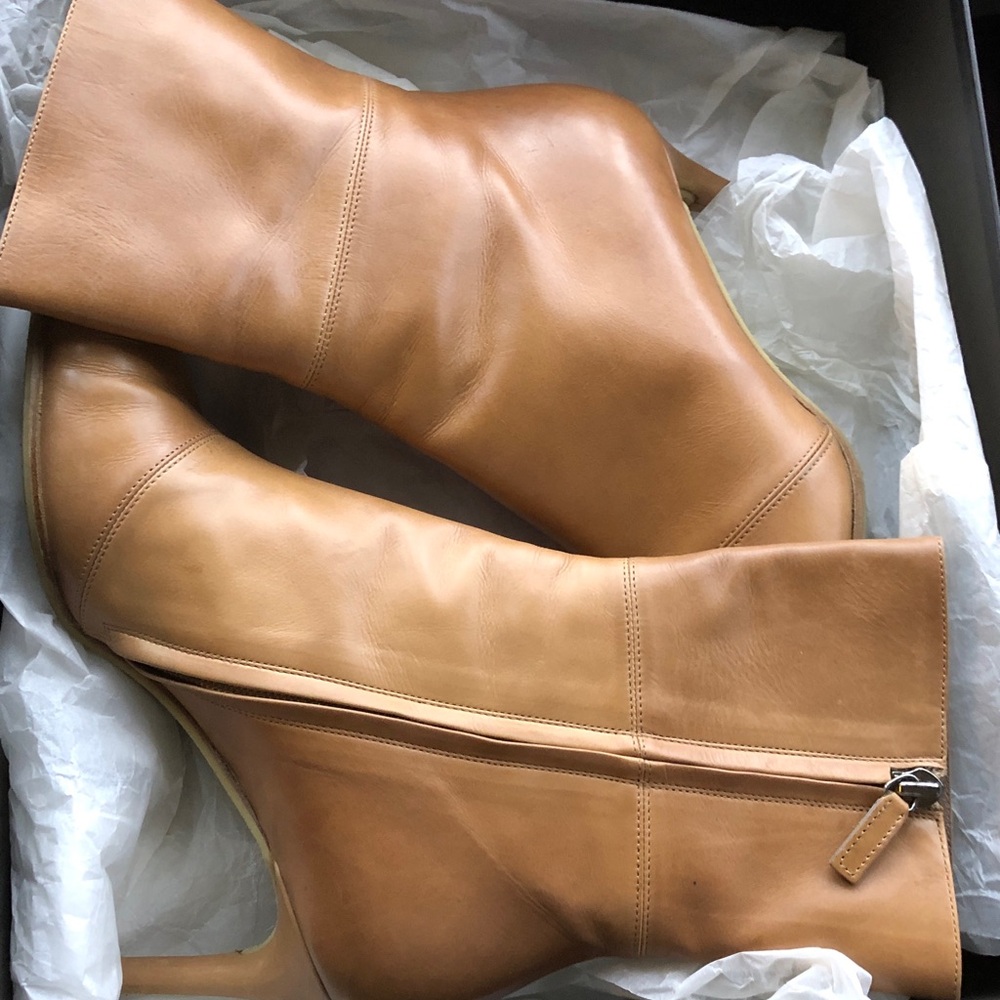 Gucci Black Box with Gold Logo - Picture 2 of 8